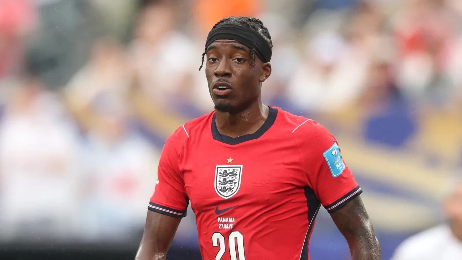 Jugador de Inglaterra con camiseta roja durante partido