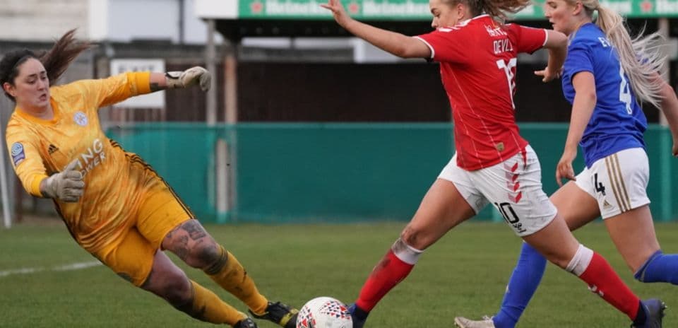 Jugadora de Charlton Athletic esquivando a la portera