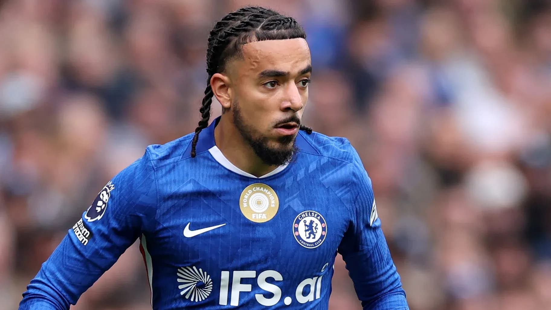 Jugador de Chelsea corriendo en el campo