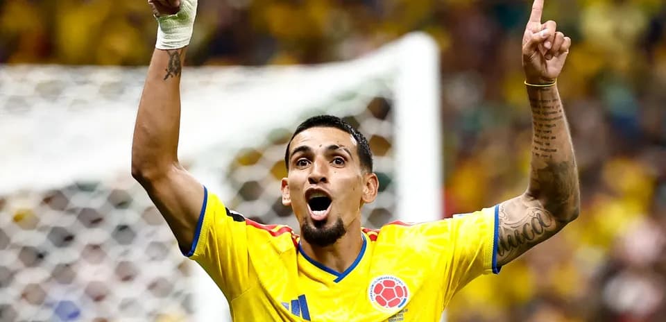 Jugador colombiano celebrando un gol en el estadio