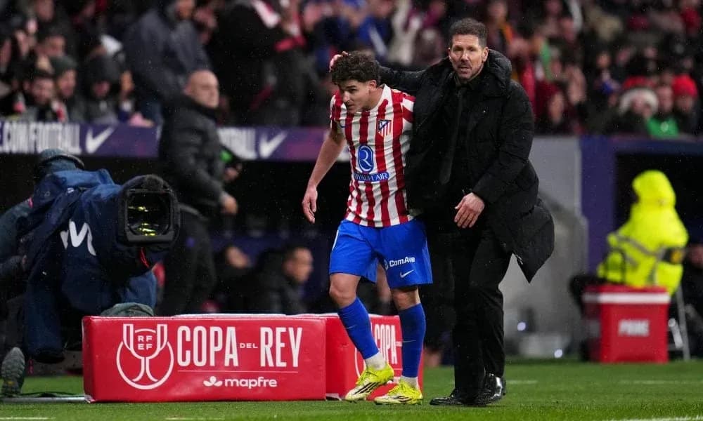 Jugador de Atlético siendo sustituido por el entrenador