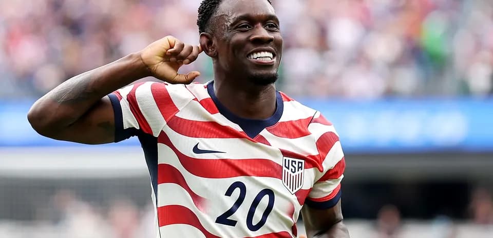 Jugador de Estados Unidos celebra un gol en partido