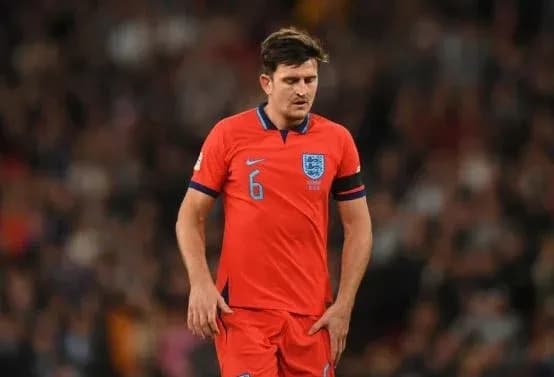 Jugador de Inglaterra con camiseta roja durante partido