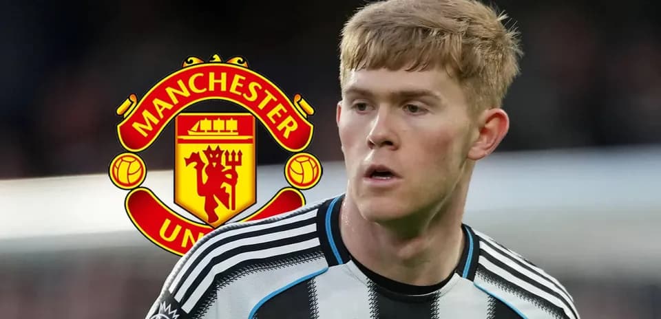 Jugador de Newcastle United con fondo de Manchester United