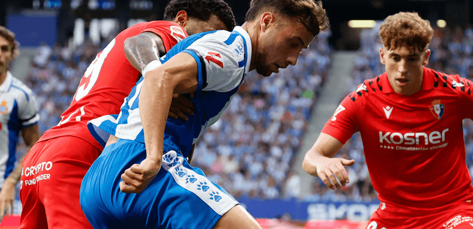 Jugadores de Osasuna y Espanyol compitiendo por el balón