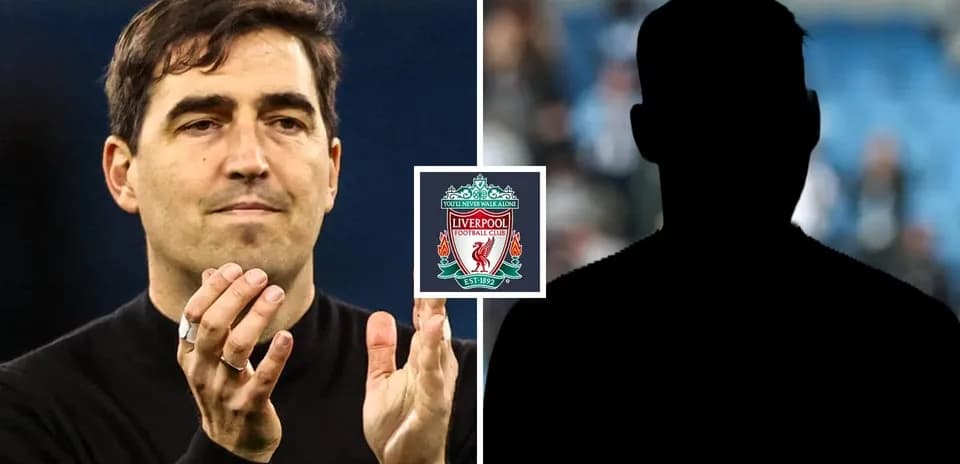 Entrenador aplaudiendo con escudo de Liverpool