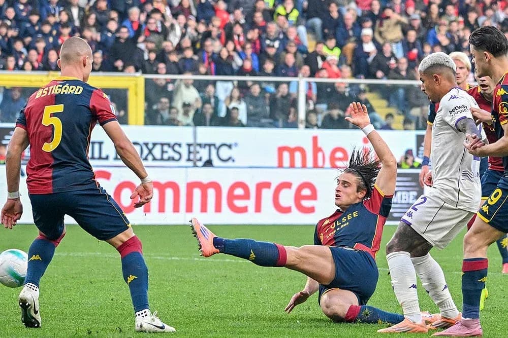 Jugador cae tras falta en partido de fútbol
