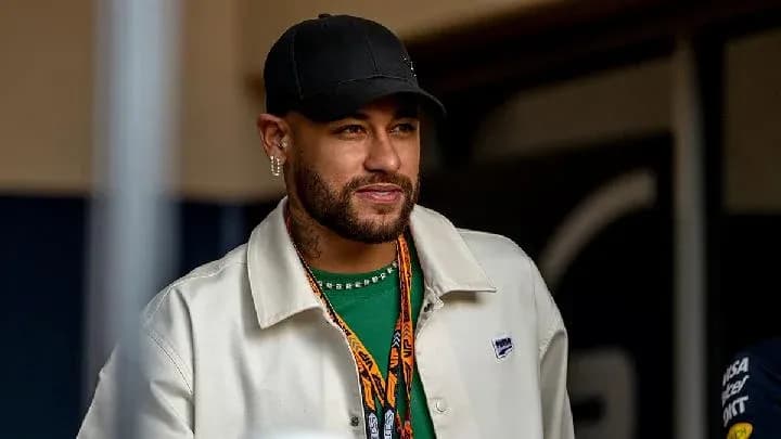 Neymar en un evento, vistiendo chaqueta y gorra