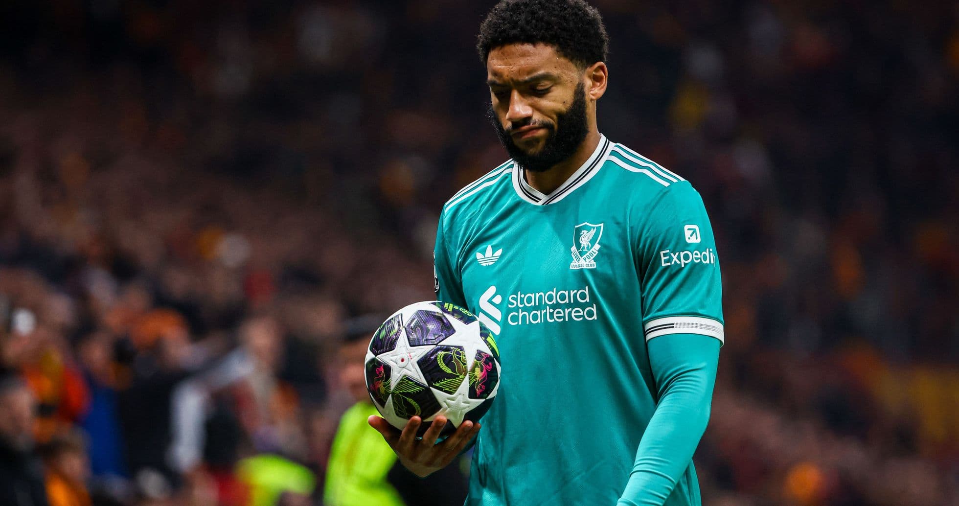 Jugador de Liverpool sosteniendo un balón durante el partido