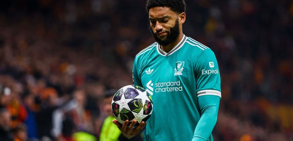 Jugador de Liverpool sosteniendo un balón durante el partido
