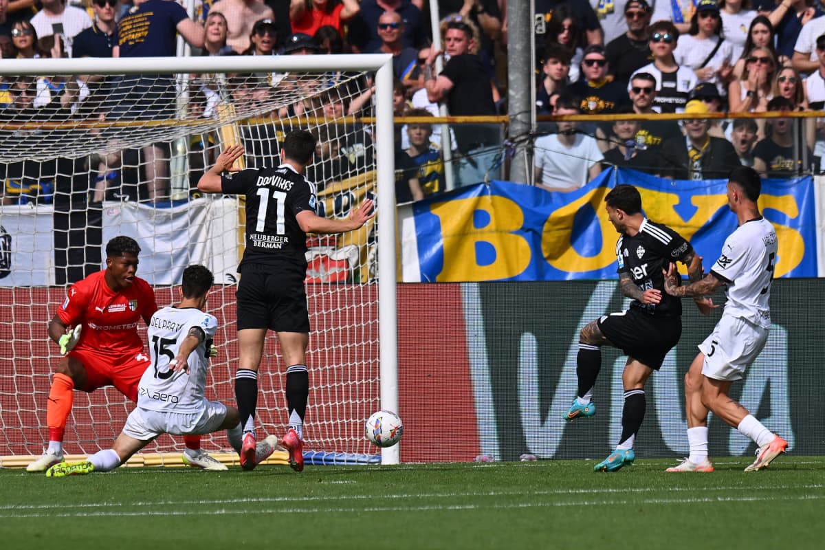 Gol de Como en partido contra Parma