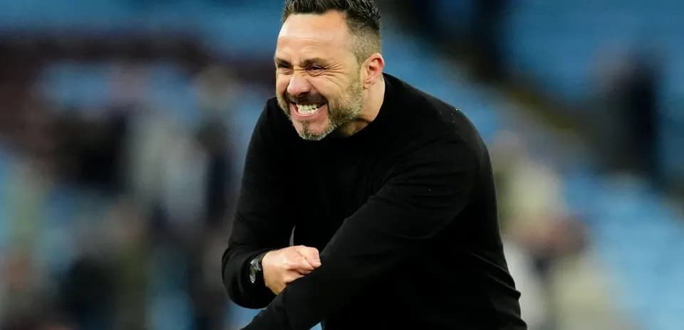 Entrenador celebrando en el banquillo durante partido
