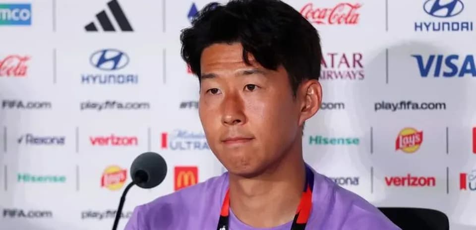 Jugador en rueda de prensa con micrófono