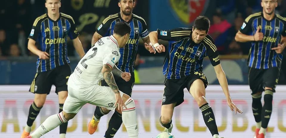 Jugadores de Cremonese y Pisa luchando por el balón
