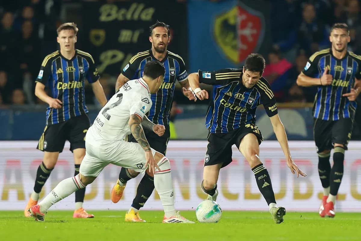 Jugadores de Cremonese y Pisa luchando por el balón
