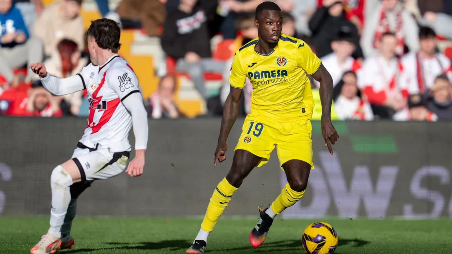 Jugador de Villarreal en acción contra Rayo Vallecano
