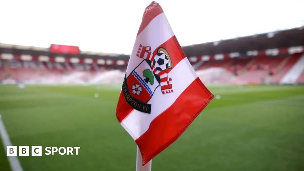 Esquina del campo con bandera de Southampton FC