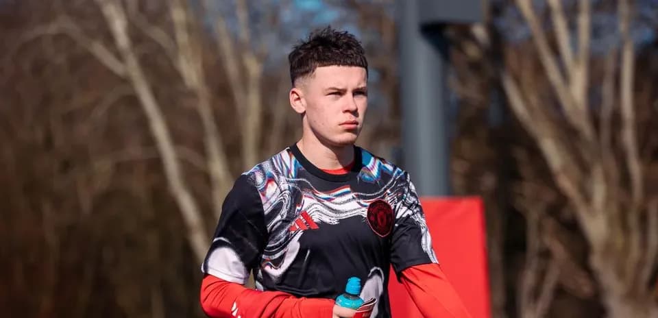 Jugador de fútbol caminando con botella durante entrenamiento