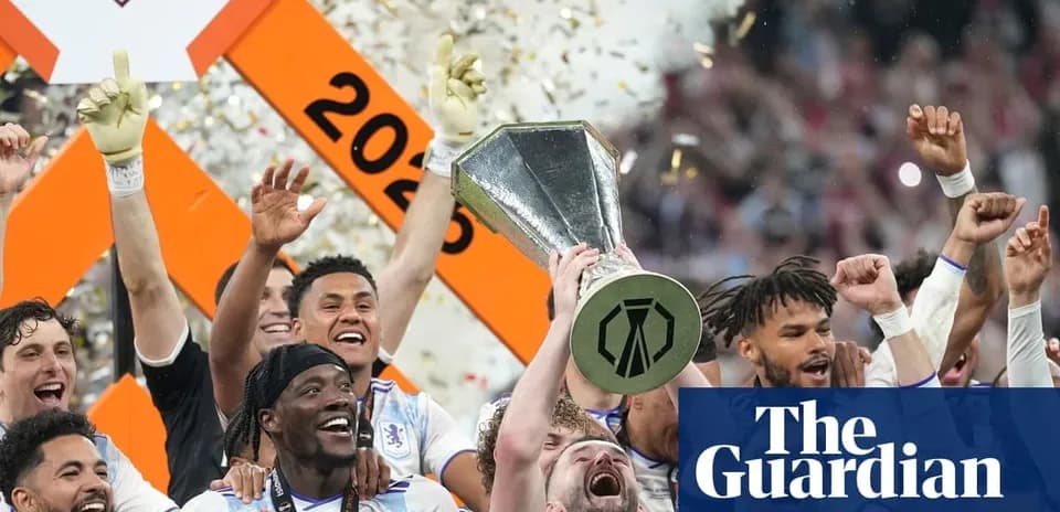 Jugadores celebrando con el trofeo después del partido