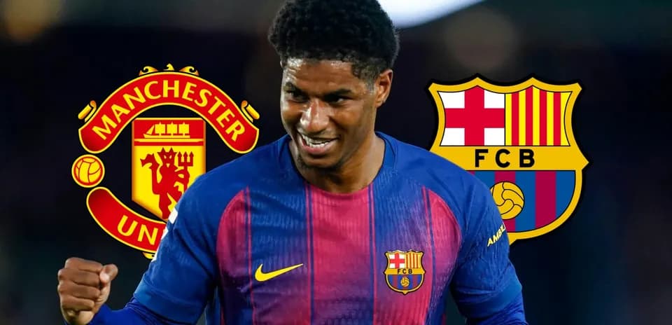 Jugador sonriendo con camisetas de Manchester United y Barcelona