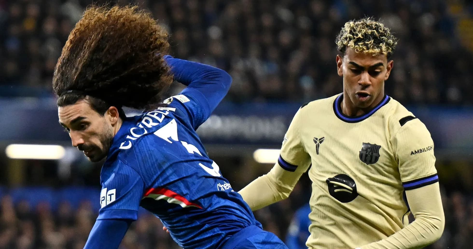 Dos jugadores compitiendo por el balón en partido