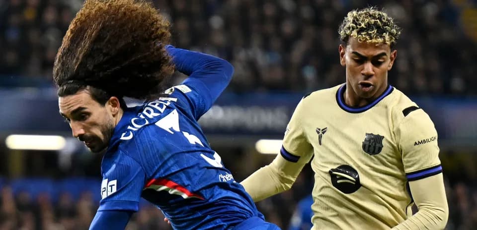 Dos jugadores compitiendo por el balón en partido