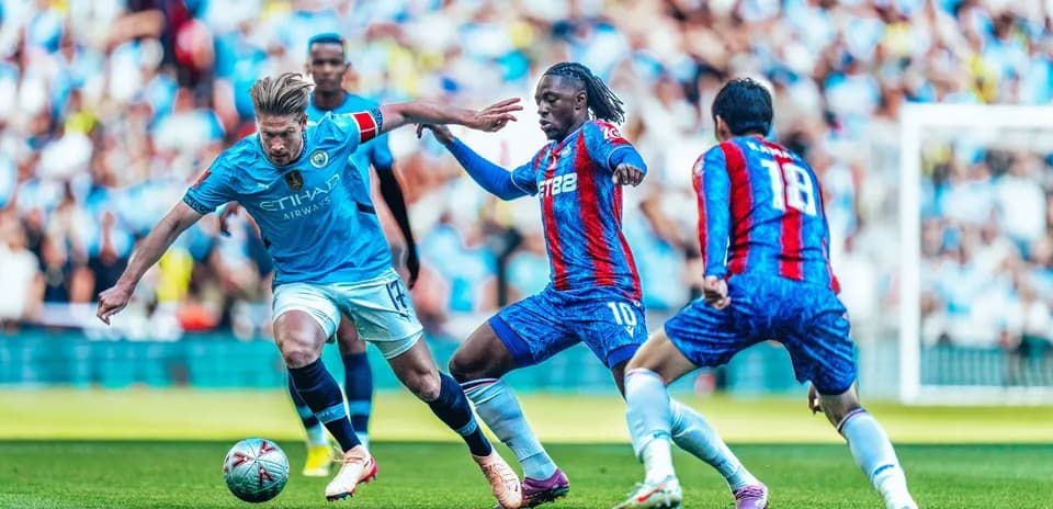 Jugadores de Manchester City y Crystal Palace compitiendo