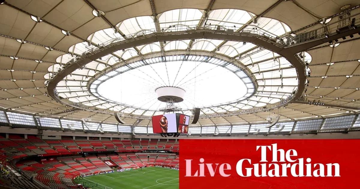 Interior del estadio con techo retráctil y gradas vacías