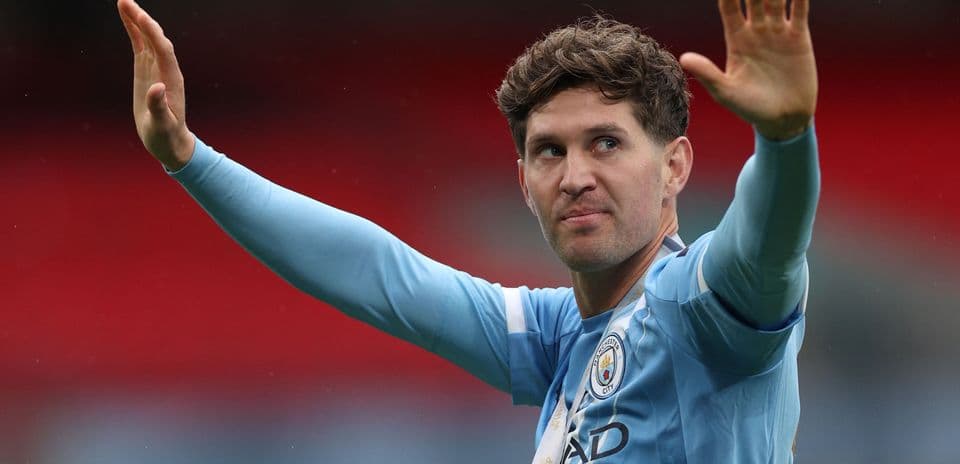 Jugador saludando a la afición en el campo