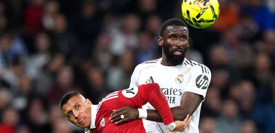 Acción entre jugadores de Sevilla y Real Madrid