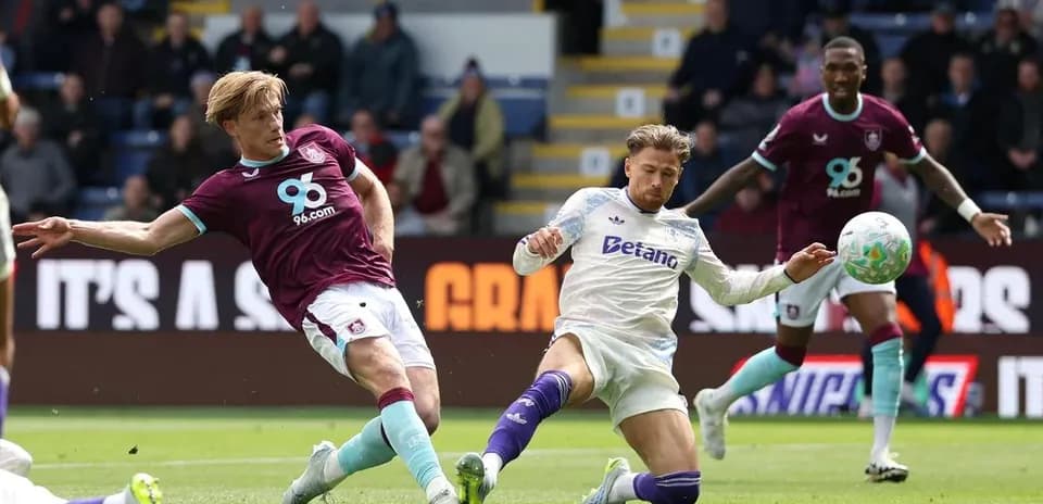 Jugador de Burnley deslizándose para interceptar el balón