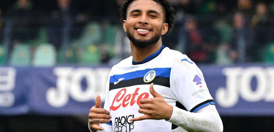Jugador de Atalanta sonriendo y haciendo gesto de aprobación