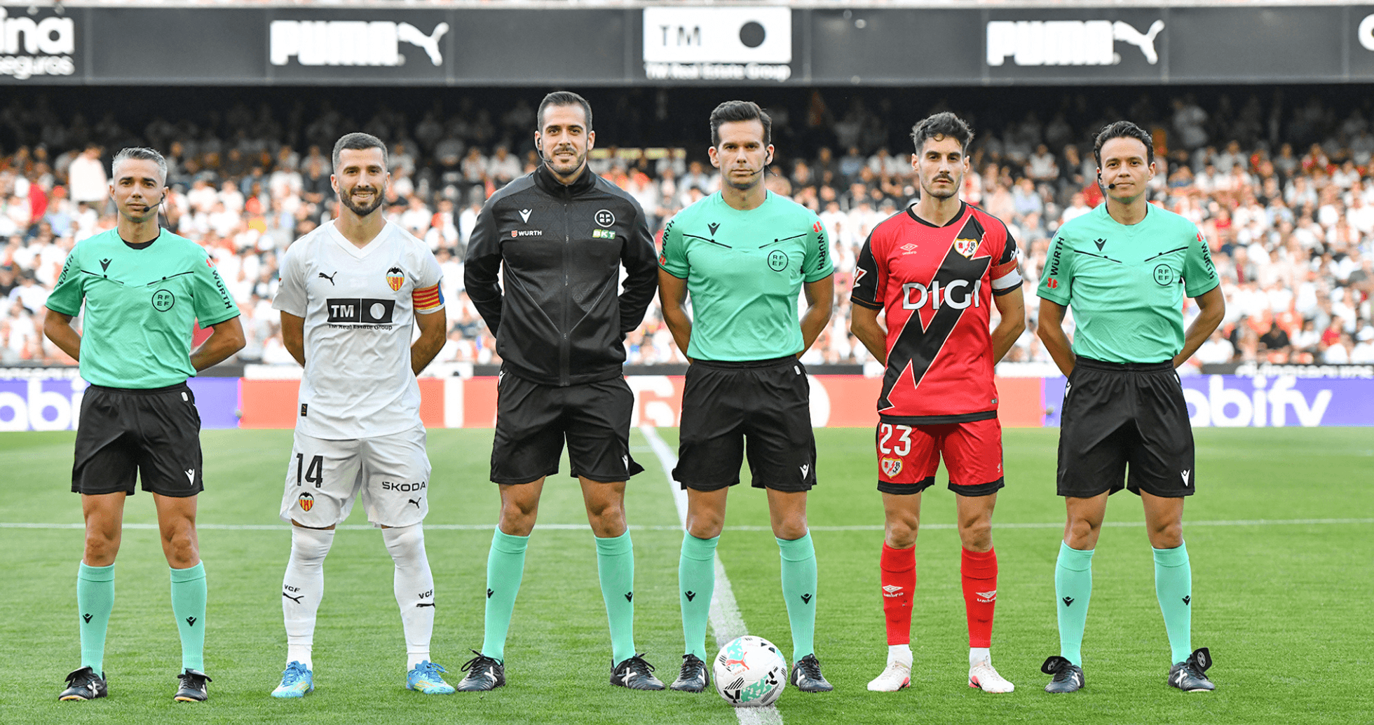 Jugadores y árbitros antes del partido Valencia vs Rayo Vallecano