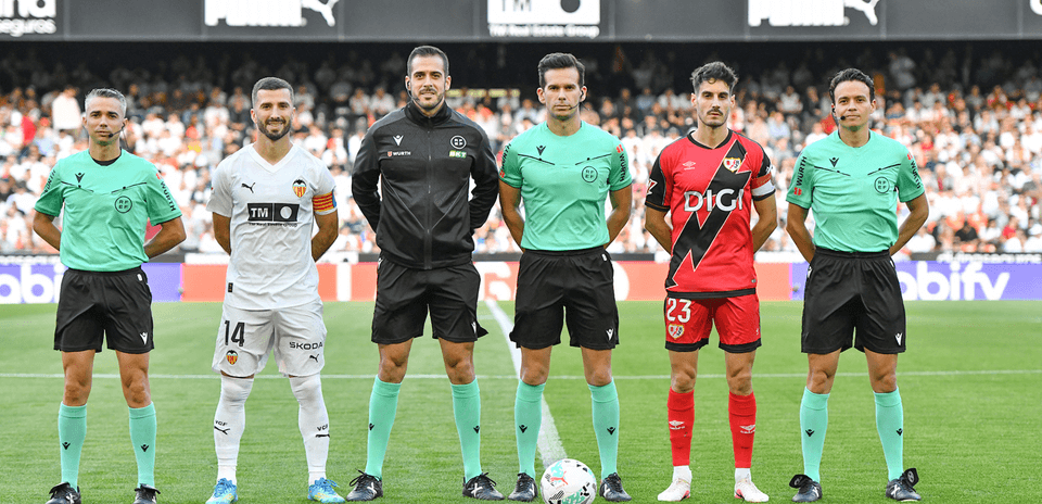 Jugadores y árbitros antes del partido Valencia vs Rayo Vallecano