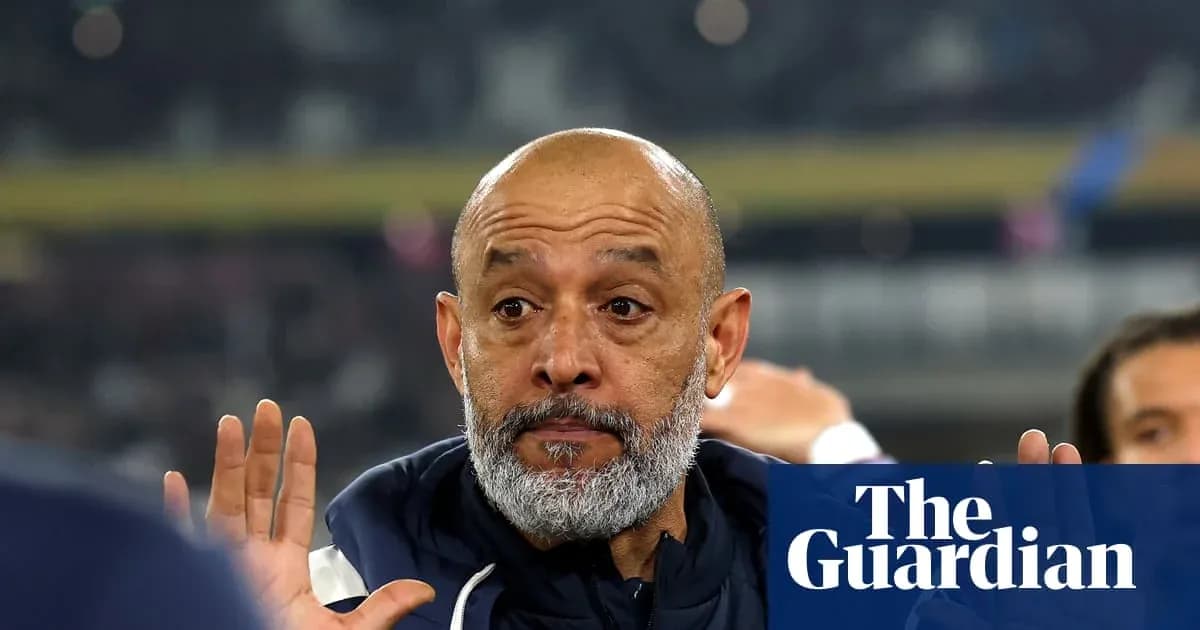 Entrenador gesticulando durante un partido de fútbol