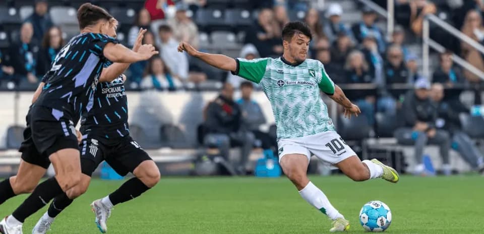 Jugador de Spokane Velocity driblando el balón