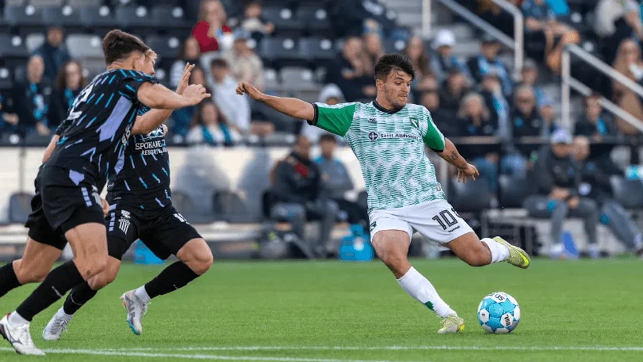 Jugador de Spokane Velocity driblando el balón