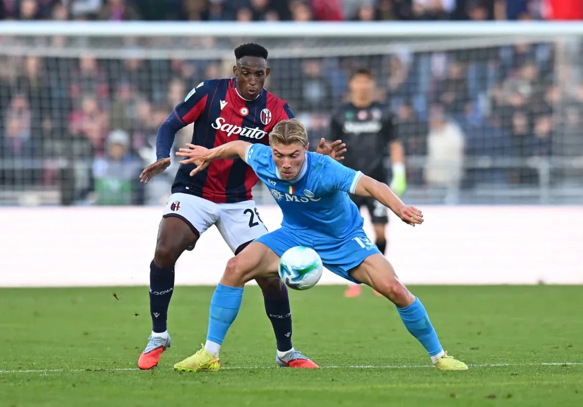 Jugador de Napoli compitiendo por el balón