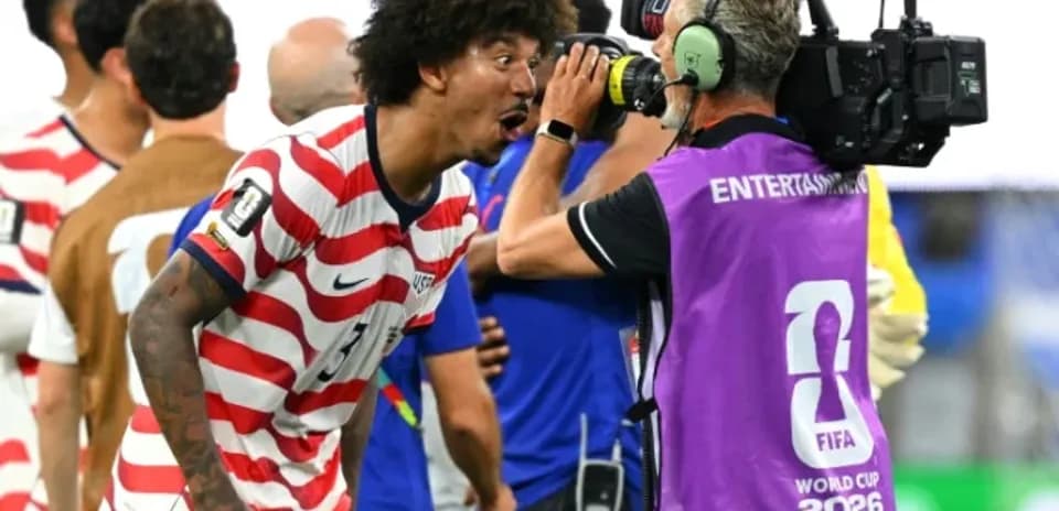 Jugador de Estados Unidos hablando con camarógrafo