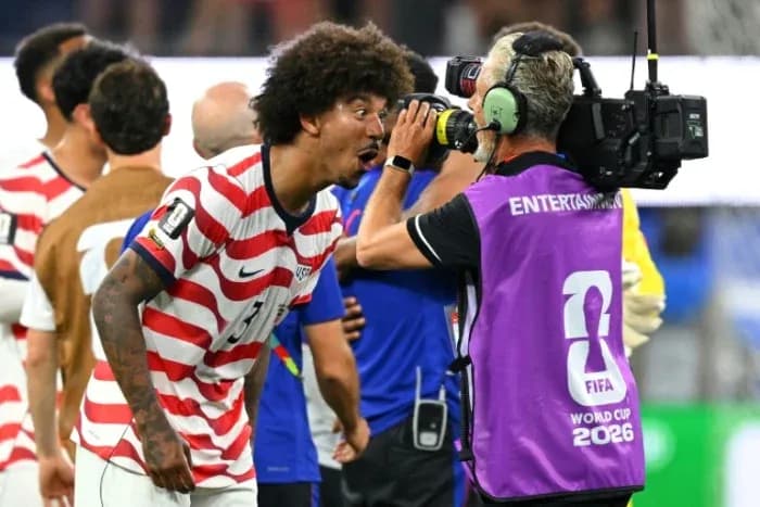 Jugador de Estados Unidos hablando con camarógrafo