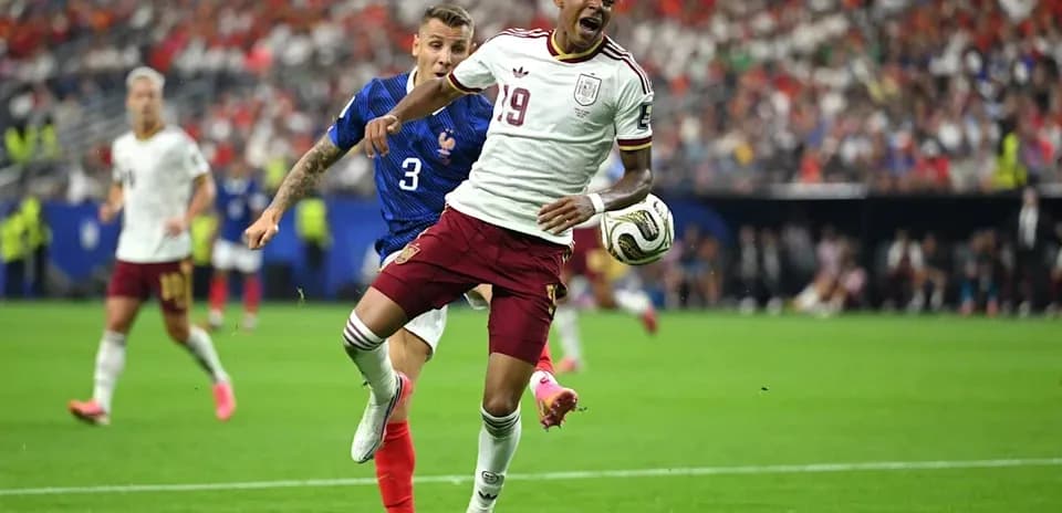 Jugador de España corriendo con el balón en partido