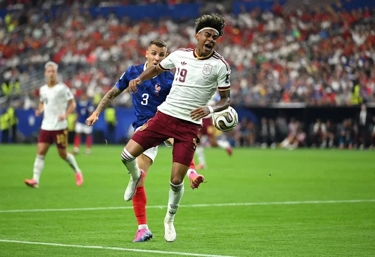 Jugador de España corriendo con el balón en partido