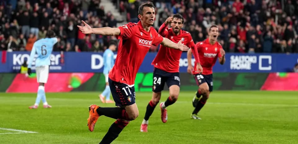 Jugador de Osasuna celebra un gol