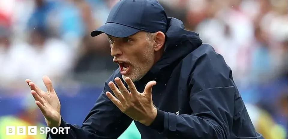 Entrenador gesticulando en la línea de banda