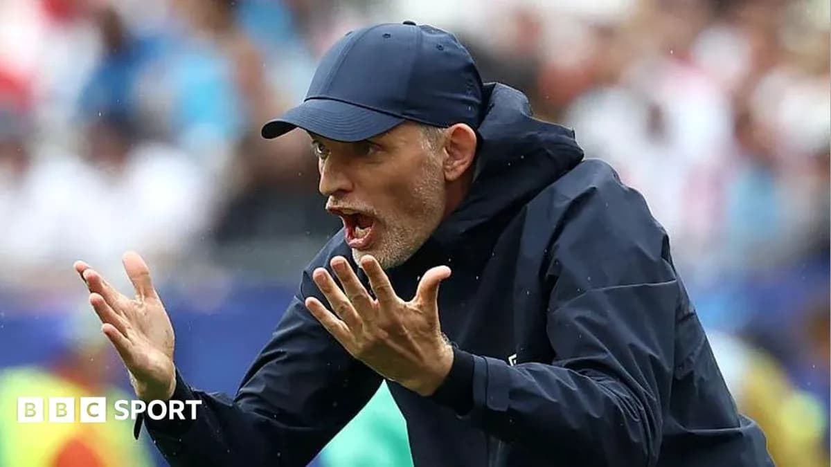 Entrenador gesticulando en la línea de banda