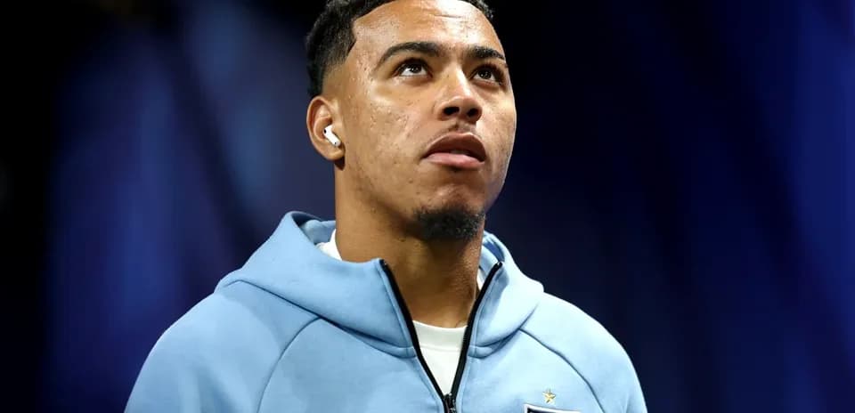 Jugador de Inglaterra con sudadera azul mirando hacia arriba