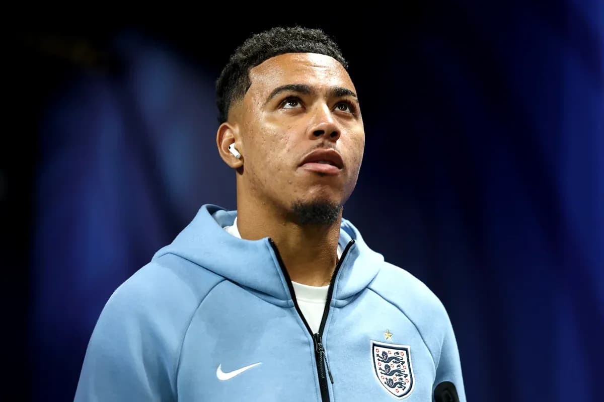 Jugador de Inglaterra con sudadera azul mirando hacia arriba