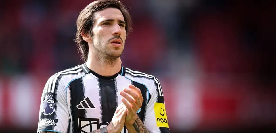 Jugador aplaudiendo con camiseta de Newcastle United