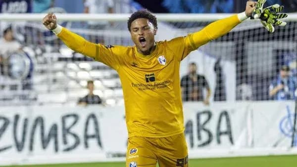 Portero celebrando una jugada en el partido