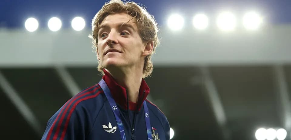 Jugador de Newcastle con chaqueta y medalla